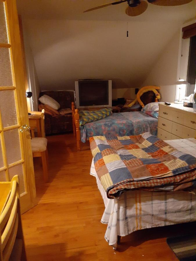 Bienvevus Chez Rino-Hugues Bed & Breakfast Trois-Pistoles Bagian luar foto
