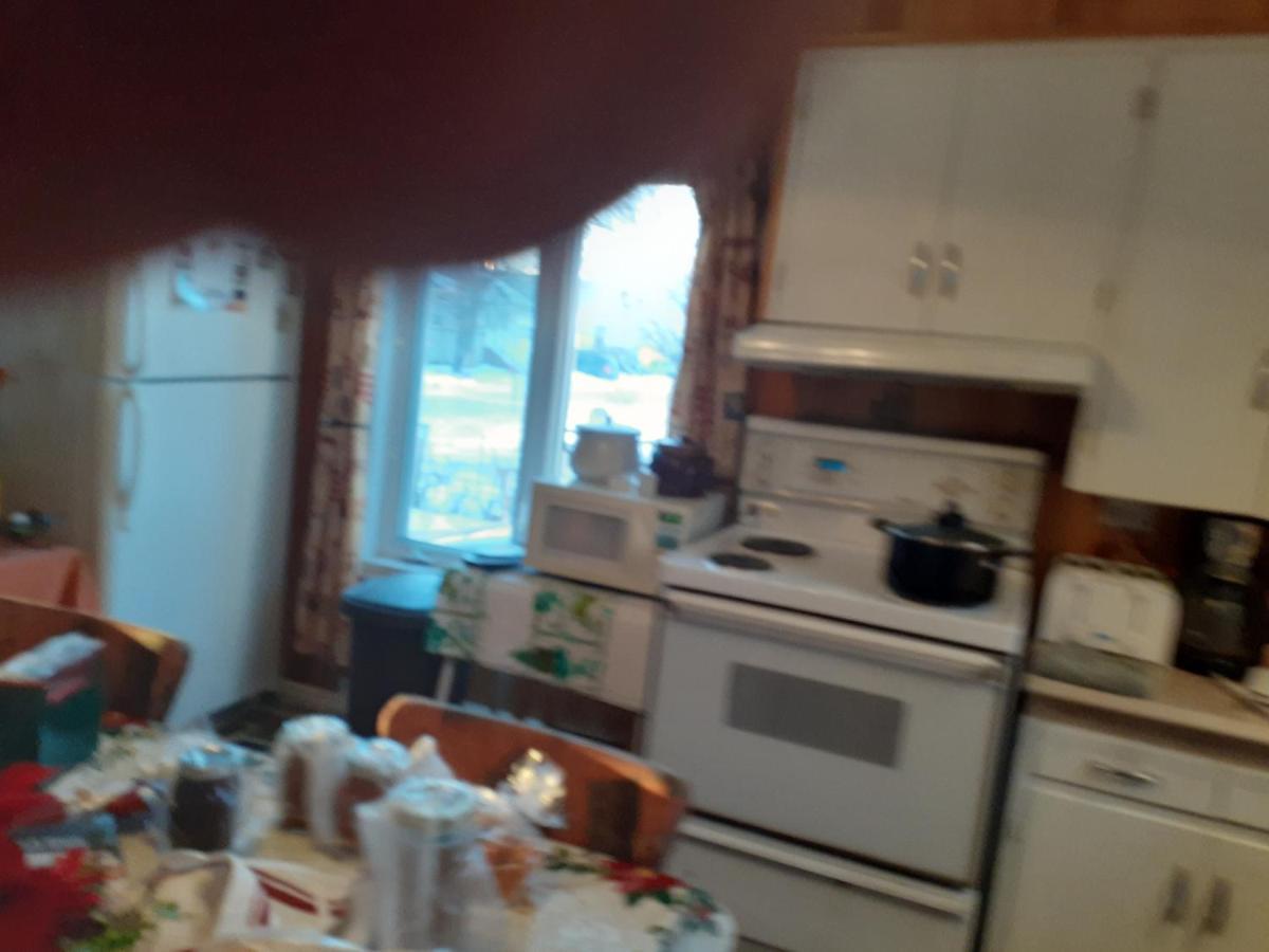 Bienvevus Chez Rino-Hugues Bed & Breakfast Trois-Pistoles Bagian luar foto